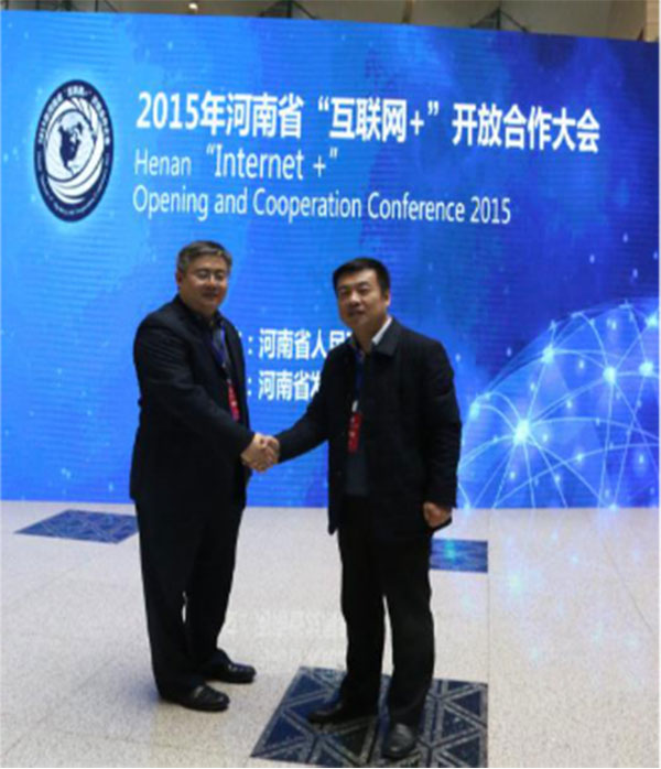 亚信安全运营中心总经理周正茂（左）与新乡国家高新技术产业开发区李立勋主任（右）